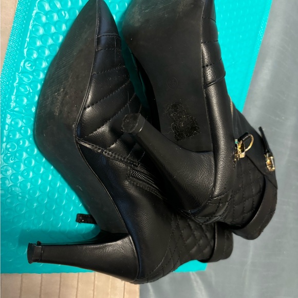 The boots are versatile. They can be dressed up or down. - Picture 6 of 7